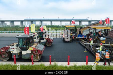 HUAI'AN, CINA - 10 SETTEMBRE 2022 - la costruzione del progetto di ricostruzione ed espansione ad alta velocità Pechino-Shanghai è vista a Huai 'an, Jiangs Foto Stock