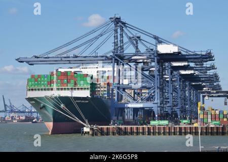 nave container che viene caricata a felixstowe banchine suffolk inghilterra Foto Stock