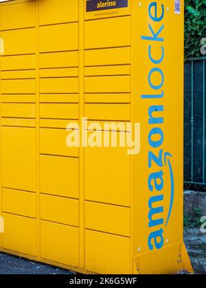 Amazon Hub Locker, dove i clienti possono prendere il proprio ordine da soli. Foto Stock