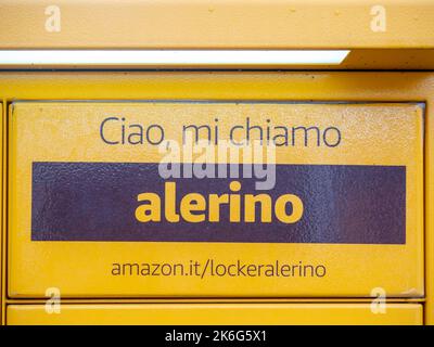 Amazon Hub Locker, dove i clienti possono prendere il proprio ordine da soli. Foto Stock