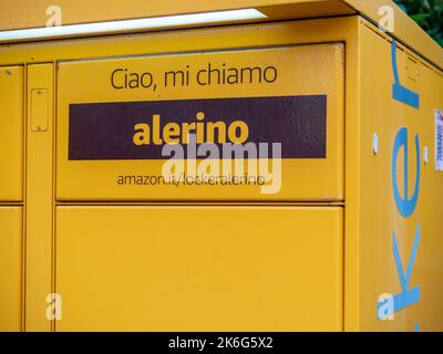 Amazon Hub Locker, dove i clienti possono prendere il proprio ordine da soli. Foto Stock