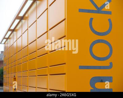 Amazon Hub Locker, dove i clienti possono prendere il proprio ordine da soli. Foto Stock