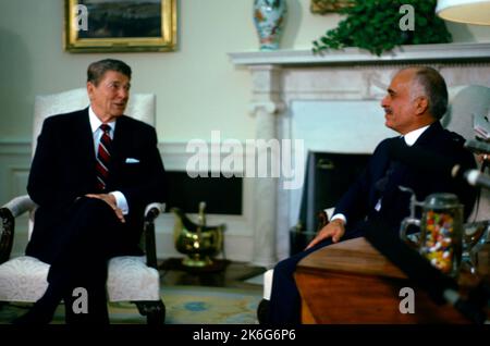 Il Presidente DEGLI STATI UNITI Ronald Reagan incontro con il Re Hussein di Giordania nella Casa Bianca 21 dicembre 1982 Washington DC USA Foto Stock