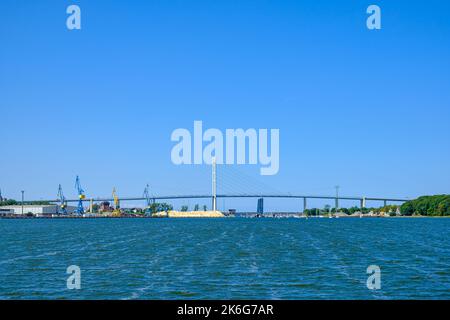 Pittoresca vista lungo lo Strela Sound verso il Ponte nuovo Ruegen, la città anseatica di Stralsund, Meclemburgo-Pomerania occidentale, Germania. Foto Stock