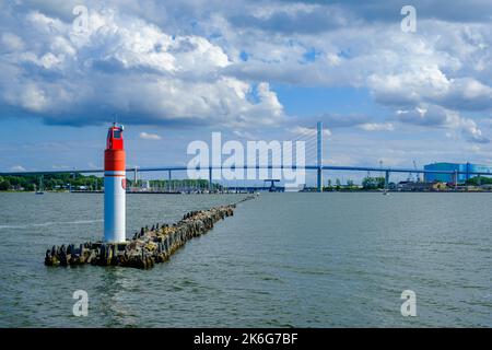 Vista pittoresca dalla luce centrale del frangiflutti sul frangiflutti centrale lungo lo Strela Sound fino al Ponte nuovo Rügen, Stralsund, Germania. Foto Stock