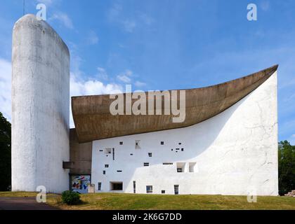 Ronchamp, collina di Bourlemont (Francia nord-orientale): Cappella di Notre Dame du Haut (nostra Signora delle alture). Cappella costruita dall'architetto le Corbusier nel 19 Foto Stock