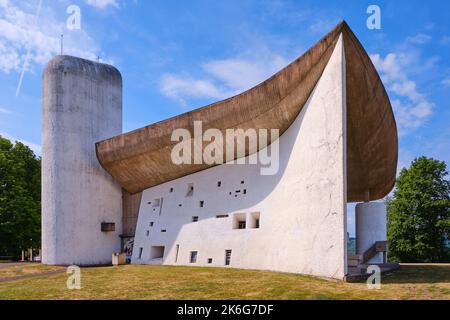 Ronchamp, collina di Bourlemont (Francia nord-orientale): Cappella di Notre Dame du Haut (nostra Signora delle alture). Cappella costruita dall'architetto le Corbusier nel 19 Foto Stock