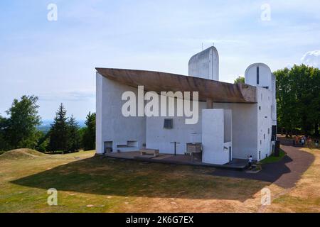 Ronchamp, collina di Bourlemont (Francia nord-orientale): Cappella di Notre Dame du Haut (nostra Signora delle alture). Cappella costruita dall'architetto le Corbusier nel 19 Foto Stock