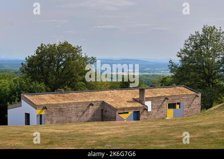 Ronchamp, Bourlemont Hill (Francia nord-orientale): Il rifugio del pellegrino sul sito della Cappella di Notre Dame du Haut (nostra Signora delle alture) buil Foto Stock