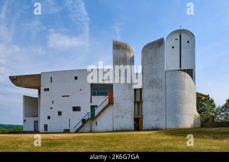 Ronchamp, collina di Bourlemont (Francia nord-orientale): Cappella di Notre Dame du Haut (nostra Signora delle alture). Cappella costruita dall'architetto le Corbusier nel 19 Foto Stock