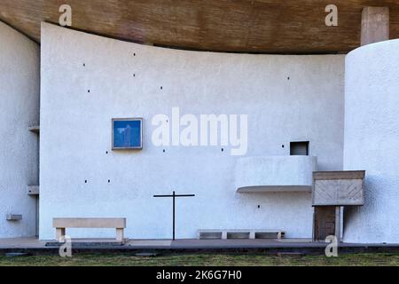 Ronchamp, collina di Bourlemont (Francia nord-orientale): Cappella di Notre Dame du Haut (nostra Signora delle alture). Cappella costruita dall'architetto le Corbusier nel 19 Foto Stock