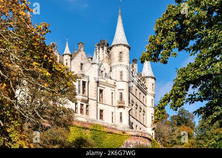 Dunrobin Castle Golspie Sutherland alberi in autunno e l'edificio con guglie fiabesche Foto Stock