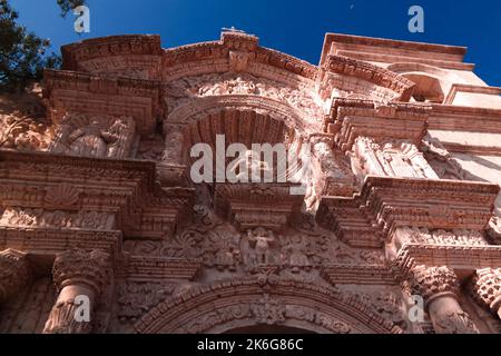 Ciew esterna alla facciata di Iglesia de San Juan Bautista de Yanahuara in Arequipa, Perù Foto Stock