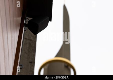 Colonia, Germania. 14th Ott 2022. Uno dei due piccoli diffusori da cui si deve far risuonare la chiamata del muezzino è visto all'ingresso principale accanto ad un minareto della moschea centrale del DITIB (Unione turco-islamica dell'Istituto per la religione). Nella moschea centrale, il muezzin chiede per la prima volta preghiere sugli altoparlanti. La chiamata può durare al massimo cinque minuti e raggiungere i residenti a un volume massimo di 60 decibel. Credit: Rolf Vennenbernd/dpa/Alamy Live News Foto Stock