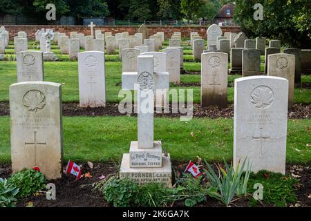 Tombe di soldati canadesi dalla prima guerra mondiale nel cimitero della Chiesa di Santa Maria a Bramshott, Hampshire, Inghilterra, Regno Unito Foto Stock