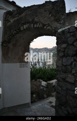 Praiano - Scorcio della Costiera da Piazzetta Fusco all'alba Foto Stock