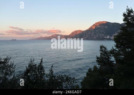 Praiano - Scorcio della Costiera da Via Gavitella all'alba Foto Stock