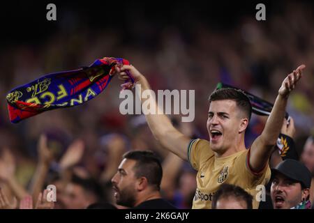 Barcellona, Spagna, 12th ottobre 2022. I tifosi del FC Barcelona allietano la loro squadra durante la partita della UEFA Champions League a Camp Nou, Barcellona. L'immagine di credito dovrebbe essere: Jonathan Moskrop / Sportimage Foto Stock