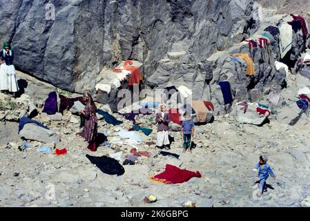 Abbigliamento Wadi Shelal Yemen asciugatura su rocce dopo essere stato lavato nel fiume Foto Stock