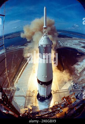 Lancio di Saturn V Rocket da Pad A Launch Complex 39 al Kennedy Space Center lancio di Apollo 11 Mission First Moon Landing 16th luglio 1969 con AST Foto Stock