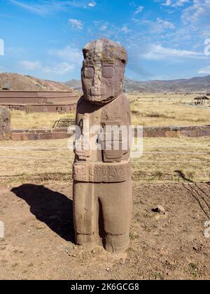 Monolith Fraile, un antico manufatto intagliato in arenaria di 3 m. di altezza, in Tiwanaku o Tiahuanaco sito archeologico precolombiano, in Bolivia. Foto Stock