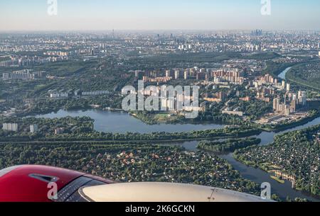 Paesaggio visto dall'aereo, foto scattata vicino a Londra. Vista ad alto angolo degli edifici della città. Vista sulla città moderna dalla finestra dell'aereo Foto Stock