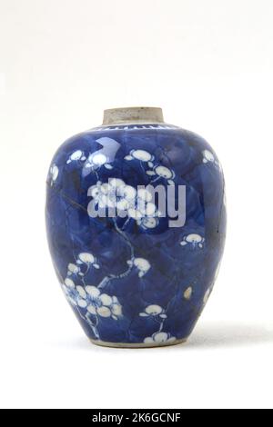 Vintage cinese Blu e bianco Prunus Blossom vaso rotto e incollato insieme Foto Stock