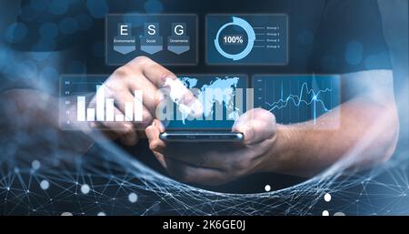 Uomo che utilizza la tecnologia moderna per la gestione aziendale secondo i principi esg. Ingegneria a doppia esposizione che utilizza la tecnologia digitale del cellulare interf Foto Stock