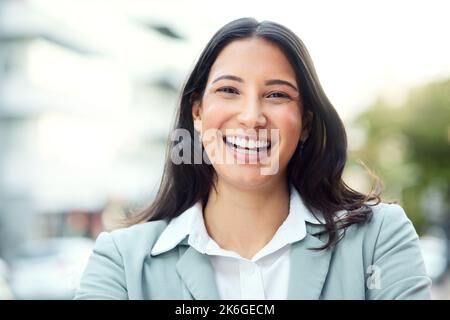 La positività ti mette sulla strada del successo. Ritratto di una giovane donna d'affari fiduciosa che si trova su uno sfondo urbano. Foto Stock