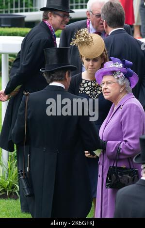 Ascot, Berkshire, Regno Unito. 20th giugno, 2013. Sua Maestà la Regina guarda i cavalli nel Parade Ring prima che il suo cavallo vince la Coppa d'oro Ascot. Questa era una giornata storica in quanto era la prima volta che un monarca regnante aveva vinto la Gold Cup. La stima è stata guidata dal jockey Ryan Moore. La regina Elisabetta II era dovuta alla presentazione per la Coppa d'Oro, ma suo figlio, il Duca di York, fece la presentazione. Data di pubblicazione: 14th ottobre 2022. Credito: Maureen McLean/Alamy Foto Stock