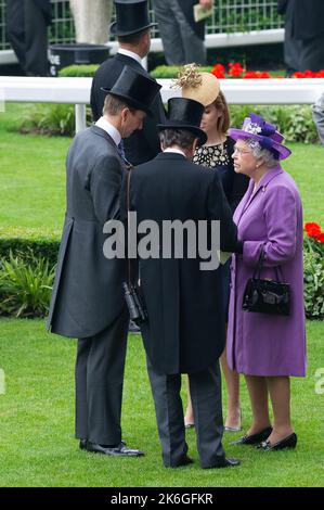 Ascot, Berkshire, Regno Unito. 20th giugno, 2013. Sua Maestà la Regina guarda i cavalli nel Parade Ring prima che il suo cavallo vince la Coppa d'oro Ascot. Questa era una giornata storica in quanto era la prima volta che un monarca regnante aveva vinto la Gold Cup. La stima è stata guidata dal jockey Ryan Moore. La regina Elisabetta II era dovuta alla presentazione per la Coppa d'Oro, ma suo figlio, il Duca di York, fece la presentazione. Data di pubblicazione: 14th ottobre 2022. Credito: Maureen McLean/Alamy Foto Stock