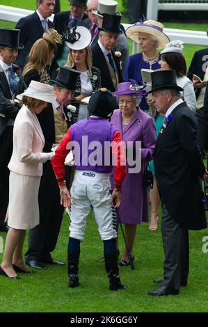 Ascot, Berkshire, Regno Unito. 20th giugno, 2013. Sua Maestà la Regina parla con il trainer Sir Michael Stoute e il jockey Ryan Moore prima della Gold Cup. Questa era una giornata storica in quanto era la prima volta che un monarca regnante aveva vinto la Gold Cup. La stima è stata guidata dal jockey Ryan Moore. La regina Elisabetta II era dovuta alla presentazione per la Coppa d'Oro, ma suo figlio, il Duca di York, fece la presentazione. Data di pubblicazione: 14th ottobre 2022. Credito: Maureen McLean/Alamy Foto Stock