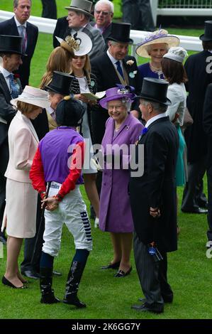 Ascot, Berkshire, Regno Unito. 20th giugno, 2013. Sua Maestà la Regina parla con il trainer Sir Michael Stoute e il jockey Ryan Moore prima della Gold Cup. Questa era una giornata storica in quanto era la prima volta che un monarca regnante aveva vinto la Gold Cup. La stima è stata guidata dal jockey Ryan Moore. La regina Elisabetta II era dovuta alla presentazione per la Coppa d'Oro, ma suo figlio, il Duca di York, fece la presentazione. Data di pubblicazione: 14th ottobre 2022. Credito: Maureen McLean/Alamy Foto Stock