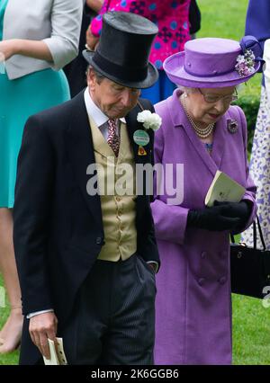 Ascot, Berkshire, Regno Unito. 20th giugno, 2013. Sua Maestà la Regina con il suo Racing Manager John Warren prima che la sua stima del cavallo ha vinto oggi la Coppa d'oro Ascot il giorno delle Signore a Royal Ascot. Questa era una giornata storica in quanto era la prima volta che un monarca regnante aveva vinto la Gold Cup. La stima è stata guidata dal jockey Ryan Moore. La regina Elisabetta II era dovuta alla presentazione per la Coppa d'Oro, ma suo figlio, il Duca di York, fece la presentazione. Data di pubblicazione: 14th ottobre 2022. Credito: Maureen McLean/Alamy Foto Stock