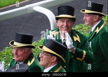 Ascot, Berkshire, Regno Unito. 20th giugno, 2013. I Greencoats Ascot sono stati molto felici di guardare la stima del cavallo di sua Maestà la Regina vincere la Coppa d'oro Ascot oggi il giorno delle Signore a Royal Ascot. Questa era una giornata storica in quanto era la prima volta che un monarca regnante aveva vinto la Gold Cup. La stima è stata guidata dal jockey Ryan Moore. La regina Elisabetta II era dovuta alla presentazione per la Coppa d'Oro, ma suo figlio, il Duca di York, fece la presentazione. Data di pubblicazione: 14th ottobre 2022. Credito: Maureen McLean/Alamy Foto Stock