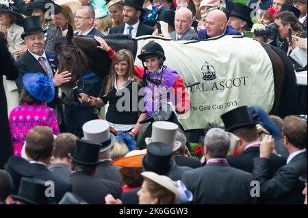 Ascot, Berkshire, Regno Unito. 20th giugno, 2013. Sua Maestà la Regina è stata chiaramente felice come la sua stima cavallo ha vinto la Coppa d'oro Ascot oggi il giorno delle Signore a Royal Ascot. Questa era una giornata storica in quanto era la prima volta che un monarca regnante aveva vinto la Gold Cup. La stima è stata guidata dal jockey Ryan Moore. La regina Elisabetta II era dovuta alla presentazione per la Coppa d'Oro, ma suo figlio, il Duca di York, fece la presentazione. Data di pubblicazione: 14th ottobre 2022. Credito: Maureen McLean/Alamy Foto Stock