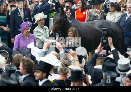 Ascot, Berkshire, Regno Unito. 20th giugno, 2013. Sua Maestà la Regina e sua figlia Principessa Anna hanno una foto con la stima del cavallo vincente della Regina. Questa era una giornata storica in quanto era la prima volta che un monarca regnante aveva vinto la Gold Cup. La stima è stata guidata dal jockey Ryan Moore. La regina Elisabetta II era dovuta alla presentazione per la Coppa d'Oro, ma suo figlio, il Duca di York, fece la presentazione. Data di pubblicazione: 14th ottobre 2022. Credito: Maureen McLean/Alamy Foto Stock