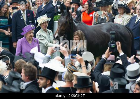 Ascot, Berkshire, Regno Unito. 20th giugno, 2013. Sua Maestà la Regina e sua figlia Principessa Anna hanno una foto con la stima del cavallo vincente della Regina. Questa era una giornata storica in quanto era la prima volta che un monarca regnante aveva vinto la Gold Cup. La stima è stata guidata dal jockey Ryan Moore. La regina Elisabetta II era dovuta alla presentazione per la Coppa d'Oro, ma suo figlio, il Duca di York, fece la presentazione. Data di pubblicazione: 14th ottobre 2022. Credito: Maureen McLean/Alamy Foto Stock