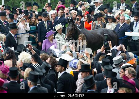 Ascot, Berkshire, Regno Unito. 20th giugno, 2013. Sua Maestà la Regina e sua figlia Principessa Anna hanno una foto con la stima del cavallo vincente della Regina. Questa era una giornata storica in quanto era la prima volta che un monarca regnante aveva vinto la Gold Cup. La stima è stata guidata dal jockey Ryan Moore. La regina Elisabetta II era dovuta alla presentazione per la Coppa d'Oro, ma suo figlio, il Duca di York, fece la presentazione. Data di pubblicazione: 14th ottobre 2022. Credito: Maureen McLean/Alamy Foto Stock