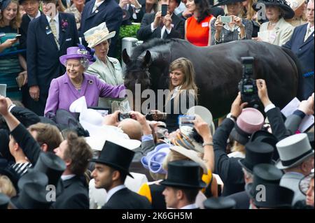 Ascot, Berkshire, Regno Unito. 20th giugno, 2013. Sua Maestà la Regina e sua figlia Principessa Anna hanno una foto con la stima del cavallo vincente della Regina. Questa era una giornata storica in quanto era la prima volta che un monarca regnante aveva vinto la Gold Cup. La stima è stata guidata dal jockey Ryan Moore. La regina Elisabetta II era dovuta alla presentazione per la Coppa d'Oro, ma suo figlio, il Duca di York, fece la presentazione. Data di pubblicazione: 14th ottobre 2022. Credito: Maureen McLean/Alamy Foto Stock