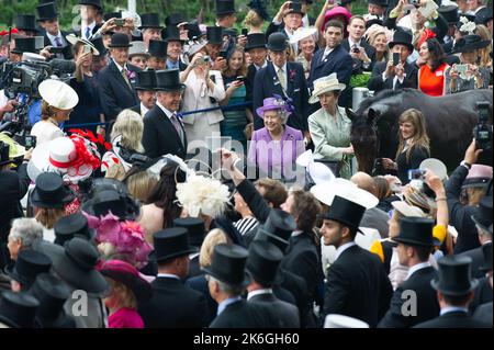 Ascot, Berkshire, Regno Unito. 20th giugno, 2013. Sua Maestà la Regina e sua figlia Principessa Anna hanno una foto con la stima del cavallo vincente della Regina. Questa era una giornata storica in quanto era la prima volta che un monarca regnante aveva vinto la Gold Cup. La stima è stata guidata dal jockey Ryan Moore. La regina Elisabetta II era dovuta alla presentazione per la Coppa d'Oro, ma suo figlio, il Duca di York, fece la presentazione. Data di pubblicazione: 14th ottobre 2022. Credito: Maureen McLean/Alamy Foto Stock