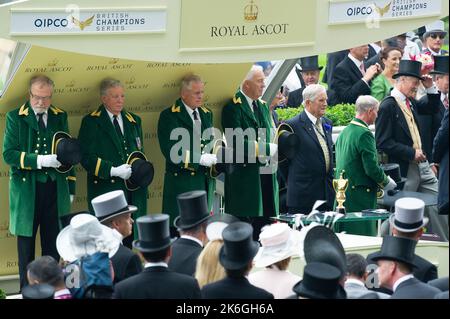 Ascot, Berkshire, Regno Unito. 20th giugno, 2013. Sua Maestà la Regina è stata chiaramente felice come la sua stima cavallo ha vinto la Coppa d'oro Ascot oggi il giorno delle Signore a Royal Ascot. Questa era una giornata storica in quanto era la prima volta che un monarca regnante aveva vinto la Gold Cup. La stima è stata guidata dal jockey Ryan Moore. La regina Elisabetta II era dovuta alla presentazione per la Coppa d'Oro, ma suo figlio, il Duca di York, fece la presentazione. Data di pubblicazione: 14th ottobre 2022. Credito: Maureen McLean/Alamy Foto Stock