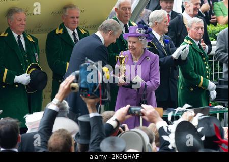 Ascot, Berkshire, Regno Unito. 20th giugno, 2013. Sua Maestà la Regina è stata chiaramente felice come la sua stima cavallo ha vinto la Coppa d'oro Ascot oggi il giorno delle Signore a Royal Ascot. Questa era una giornata storica in quanto era la prima volta che un monarca regnante aveva vinto la Gold Cup. La stima è stata guidata dal jockey Ryan Moore. La regina Elisabetta II era dovuta alla presentazione per la Coppa d'Oro, ma suo figlio, il Duca di York, fece la presentazione. Data di pubblicazione: 14th ottobre 2022. Credito: Maureen McLean/Alamy Foto Stock