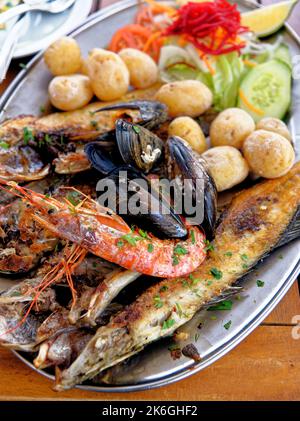 Food - Family Seafood Platter - piatti di pesce fresco pronti per essere serviti - frutti di mare alla griglia - selezione di frutti di mare in un ambiente rustico Foto Stock