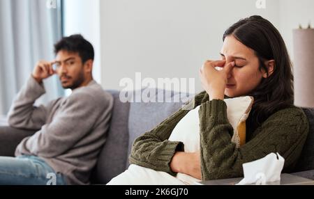 Un cambiamento di prospettiva può aiutare a risolvere un problema. una coppia che ha un argomento durante una sessione di consulenza con un terapeuta. Foto Stock