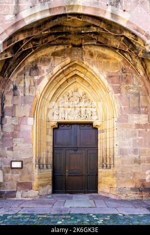 Il Giudizio universale sul portale ovest alla chiesa di Saint-Maurice (Chiesa di Saint Maurice) è la chiesa parrocchiale medievale della piccola città di Soultz, i Foto Stock