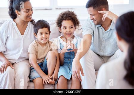 Tutte le famiglie possono beneficiare della terapia. un incontro di famiglia con un terapeuta. Foto Stock