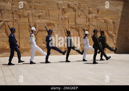 ANKARA, TURKIYE - 14 LUGLIO 2022: I soldati marciano per il cambio della cerimonia della guardia in Anitkabir dove si trova il mausoleo di Ataturk, il fondatore e abete Foto Stock