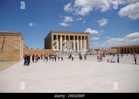 ANKARA, TURKIYE - 14 LUGLIO 2022: La gente visita Anitkabir dove si trova il mausoleo di Ataturk, il fondatore e primo presidente della Repubblica di Turkiye. Foto Stock