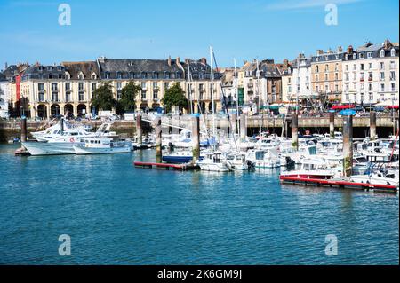 Dieppe, Francia - 29 2022 agosto: Barche nel porto di Dieppe, porto di pesca sulla costa della Normandia nel nord della Francia Foto Stock